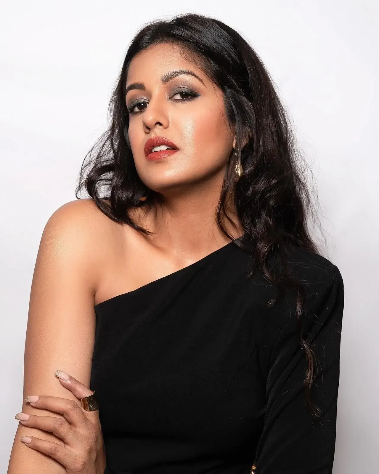 SOUTH INDIAN ACTRESS ISHITA DUTTA IMAGES IN SLEEVELESS BLACK TOP 8
